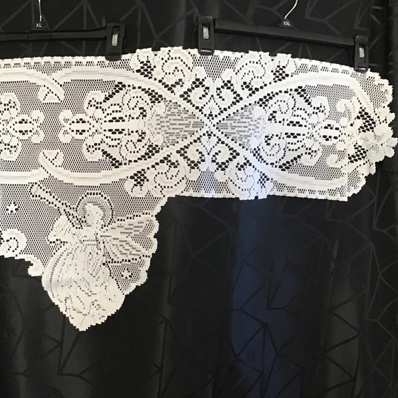 White Lace Mantel Scarf with angels and scalloped edging - Picture 4 of 8